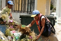 Trabajadores de limpia del ayuntamiento de Tuxtla tienen un domingo de trabajo debido a la basura acumulada por los visitantes a los panteones de esta ciudad.