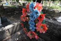Martes 12 de octubre. El nuevo panteón municipal Jardines de San Marcos ubicado en el oriente de la ciudad de Tuxtla empieza a llenarse colores y arreglos a semanas de las celebraciones del día de muertos.