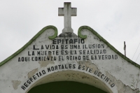 El panteón municipal de la ciudad de San Cristóbal de las Casas ofrece un recorrido por la historia del estado de Chiapas en su arquitectura y en los mausoleos que se encuentran en este lugar.