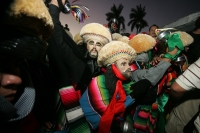 Miércoles 19 de enero. Los Parachicos llegan a bailar en las tumbas de los patrones fallecidos durante las festividades de la fiesta grande de enero.