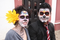 Jueves 1 de noviembre del 2012. San Cristóbal de las Casas. Algunos jóvenes coletos se visten con disfraces durante estas fechas celebrando los días festivos dedicados a los muertos.