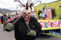 Jueves 22 de septiembre del 2016. San Cristóbal de las Casas. Los pintorescos personajes que en procesión acompañan a la virgen de la Merced por las calles durante el anuncio de las fiestas patronales llenado de colorido  esta colonial ciudad del sureste 