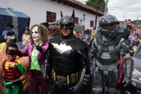 Jueves 22 de septiembre del 2016. San Cristóbal de las Casas. Los pintorescos personajes que en procesión acompañan a la virgen de la Merced por las calles durante el anuncio de las fiestas patronales llenado de colorido  esta colonial ciudad del sureste 