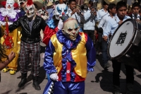 Jueves 22 de septiembre del 2016. San Cristóbal de las Casas. Los pintorescos personajes que en procesión acompañan a la virgen de la Merced por las calles durante el anuncio de las fiestas patronales llenado de colorido  esta colonial ciudad del sureste 
