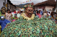 Jueves 22 de septiembre del 2016. San Cristóbal de las Casas. Los pintorescos personajes que en procesión acompañan a la virgen de la Merced por las calles durante el anuncio de las fiestas patronales llenado de colorido esta colonial ciudad del sureste Jueves 22 de septiembre del 2016. San Cristóbal de las Casas. Los pintorescos personajes que en procesión acompañan a la virgen de la Merced por las calles durante el anuncio de las fiestas patronales llenado de colorido esta colonial ciudad del sureste