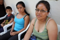 Viernes 10 de mayo del 2013. Venustiano Carranza. Aleyda Paola García Consuegra y su familia, militantes de la OCEZ Chiapas, permanece desplazada en el albergue de la clínica del IMSS después de los hechos violentos donde se enfrentaran grupos antagónicos