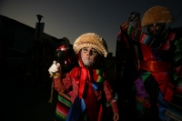 Lunes 17 de enero. Las celebraciones de los Parachicos continúan este día en honor a San Antón o San Antonio Abad continúan en las calles de Chiapa de Corzo donde se siguen congregando los danzantes tradicionales y cientos de turistas que visitan esta col
