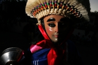 Lunes 17 de enero. Las celebraciones de los Parachicos continúan este día en honor a San Antón o San Antonio Abad continúan en las calles de Chiapa de Corzo donde se siguen congregando los danzantes tradicionales y cientos de turistas que visitan esta col
