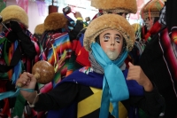 Jueves 15 de enero del 2015. Chiapa de Corzo. La Danza de los Parachicos. Los grupos de danzantes visten una máscara de madera, zarape, chin-chin  y chalinas adornadas de motivos religiosos o florales y recorren las iglesias, ermitas y calles donde los sa
