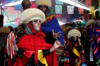 Jueves 15 de enero del 2015. Chiapa de Corzo. La Danza de los Parachicos. Los grupos de danzantes visten una máscara de madera, zarape, chin-chin  y chalinas adornadas de motivos religiosos o florales y recorren las iglesias, ermitas y calles donde los sa