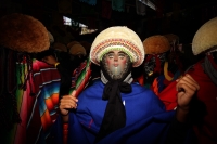 Jueves 15 de enero del 2015. Chiapa de Corzo. La Danza de los Parachicos. Los grupos de danzantes visten una máscara de madera, zarape, chin-chin  y chalinas adornadas de motivos religiosos o florales y recorren las iglesias, ermitas y calles donde los sa