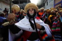 Jueves 15 de enero del 2015. Chiapa de Corzo. La Danza de los Parachicos. Los grupos de danzantes visten una máscara de madera, zarape, chin-chin  y chalinas adornadas de motivos religiosos o florales y recorren las iglesias, ermitas y calles donde los sa