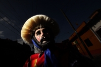 Jueves 15 de enero del 2015. Chiapa de Corzo. La Danza de los Parachicos. Los grupos de danzantes visten una máscara de madera, zarape, chin-chin  y chalinas adornadas de motivos religiosos o florales y recorren las iglesias, ermitas y calles donde los sa