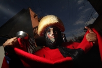 Jueves 15 de enero del 2015. Chiapa de Corzo. La Danza de los Parachicos. Los grupos de danzantes visten una máscara de madera, zarape, chin-chin  y chalinas adornadas de motivos religiosos o florales y recorren las iglesias, ermitas y calles donde los sa