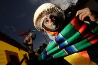 Jueves 15 de enero del 2015. Chiapa de Corzo. La Danza de los Parachicos. Los grupos de danzantes visten una máscara de madera, zarape, chin-chin  y chalinas adornadas de motivos religiosos o florales y recorren las iglesias, ermitas y calles donde los sa