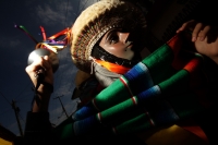 Jueves 15 de enero del 2015. Chiapa de Corzo. La Danza de los Parachicos. Los grupos de danzantes visten una máscara de madera, zarape, chin-chin y chalinas adornadas de motivos religiosos o florales y recorren las iglesias, ermitas y calles donde los sa Jueves 15 de enero del 2015. Chiapa de Corzo. La Danza de los Parachicos. Los grupos de danzantes visten una máscara de madera, zarape, chin-chin y chalinas adornadas de motivos religiosos o florales y recorren las iglesias, ermitas y calles donde los sa