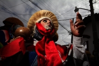 Jueves 15 de enero del 2015. Chiapa de Corzo. La Danza de los Parachicos. Los grupos de danzantes visten una máscara de madera, zarape, chin-chin  y chalinas adornadas de motivos religiosos o florales y recorren las iglesias, ermitas y calles donde los sa