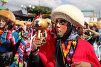 Jueves 15 de enero del 2015. Chiapa de Corzo. La Danza de los Parachicos. Los grupos de danzantes visten una máscara de madera, zarape, chin-chin  y chalinas adornadas de motivos religiosos o florales y recorren las iglesias, ermitas y calles donde los sa