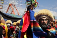 Jueves 15 de enero del 2015. Chiapa de Corzo. La Danza de los Parachicos. Los grupos de danzantes visten una máscara de madera, zarape, chin-chin  y chalinas adornadas de motivos religiosos o florales y recorren las iglesias, ermitas y calles donde los sa