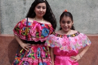 Jueves 15 de enero del 2015. Chiapa de Corzo. La Danza de los Parachicos. Los grupos de danzantes visten una máscara de madera, zarape, chin-chin  y chalinas adornadas de motivos religiosos o florales y recorren las iglesias, ermitas y calles donde los sa