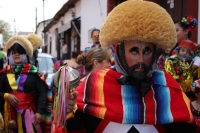 Jueves 15 de enero del 2015. Chiapa de Corzo. La Danza de los Parachicos. Los grupos de danzantes visten una máscara de madera, zarape, chin-chin y chalinas adornadas de motivos religiosos o florales y recorren las iglesias, ermitas y calles donde los sa Jueves 15 de enero del 2015. Chiapa de Corzo. La Danza de los Parachicos. Los grupos de danzantes visten una máscara de madera, zarape, chin-chin y chalinas adornadas de motivos religiosos o florales y recorren las iglesias, ermitas y calles donde los sa