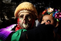 Jueves 15 de enero del 2015. Chiapa de Corzo. La Danza de los Parachicos. Los grupos de danzantes visten una máscara de madera, zarape, chin-chin  y chalinas adornadas de motivos religiosos o florales y recorren las iglesias, ermitas y calles donde los sa