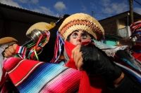 Miércoles 15 de enero del 2014. Chiapa de Corzo. Esta mañana da inicio al tradicional recorrido de Los Parachicos donde estos personajes vestidos con sarapes y mascaras de madera bailan y gritan vivas a los Patronos de esta comunidad de la Ribera del Rio 