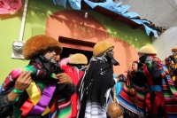 Miércoles 15 de enero del 2014. Chiapa de Corzo. Esta mañana da inicio al tradicional recorrido de Los Parachicos donde estos personajes vestidos con sarapes y mascaras de madera bailan y gritan vivas a los Patronos de esta comunidad de la Ribera del Rio 