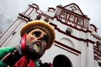 Miércoles 15 de enero del 2014. Chiapa de Corzo. Esta mañana da inicio al tradicional recorrido de Los Parachicos donde estos personajes vestidos con sarapes y mascaras de madera bailan y gritan vivas a los Patronos de esta comunidad de la Ribera del Rio 