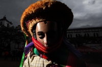 Miércoles 15 de enero del 2014. Chiapa de Corzo. Esta mañana da inicio al tradicional recorrido de Los Parachicos donde estos personajes vestidos con sarapes y mascaras de madera bailan y gritan vivas a los Patronos de esta comunidad de la Ribera del Rio 