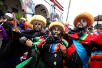 Miércoles 15 de enero del 2014. Chiapa de Corzo. Esta mañana da inicio al tradicional recorrido de Los Parachicos donde estos personajes vestidos con sarapes y mascaras de madera bailan y gritan vivas a los Patronos de esta comunidad de la Ribera del Rio 