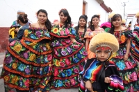 Miércoles 15 de enero del 2014. Chiapa de Corzo. Esta mañana da inicio al tradicional recorrido de Los Parachicos donde estos personajes vestidos con sarapes y mascaras de madera bailan y gritan vivas a los Patronos de esta comunidad de la Ribera del Rio 