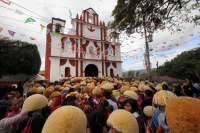Miércoles 15 de enero del 2014. Chiapa de Corzo. Esta mañana da inicio al tradicional recorrido de Los Parachicos donde estos personajes vestidos con sarapes y mascaras de madera bailan y gritan vivas a los Patronos de esta comunidad de la Ribera del Rio 