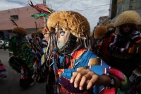 Lunes 26 de diciembre. Parachicos en el Cerrito de Tuxtla.  Tuxtla Gutiérrez, Chiapas. Danzantes bailan y cantan durante las celebraciones de la fiesta del Cerrito en donde la comunidad Zoque de la capital del estado de Chiapas se reúnen durante la última