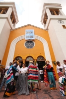 Jueves 16 de agosto del 2012. Tuxtla Gutiérrez, Chiapas Grupos de Parachicos acompañan las enramas y ofrendas que las familias chiapanecas llevan a la Iglesia de San Roque donde esta semana se celebran las fiestas patronales en el centrico barrio de Tuxtl