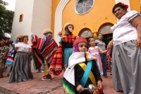 Jueves 16 de agosto del 2012. Tuxtla Gutiérrez, Chiapas Grupos de Parachicos acompañan las enramas y ofrendas que las familias chiapanecas llevan a la Iglesia de San Roque donde esta semana se celebran las fiestas patronales en el centrico barrio de Tuxtl