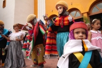 Jueves 16 de agosto del 2012. Tuxtla Gutiérrez, Chiapas Grupos de Parachicos acompañan las enramas y ofrendas que las familias chiapanecas llevan a la Iglesia de San Roque donde esta semana se celebran las fiestas patronales en el centrico barrio de Tuxtl Jueves 16 de agosto del 2012. Tuxtla Gutiérrez, Chiapas Grupos de Parachicos acompañan las enramas y ofrendas que las familias chiapanecas llevan a la Iglesia de San Roque donde esta semana se celebran las fiestas patronales en el centrico barrio de Tuxtl