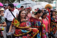 Jueves 9 de junio del 2016. Tuxtla Gutiérrez. La marcha cultural en apoyo al movimiento magisterial con Parachicos esta tarde en el oriente de la capital de Chiapas.