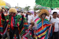 Jueves 9 de junio del 2016. Tuxtla Gutiérrez. La marcha cultural en apoyo al movimiento magisterial con Parachicos esta tarde en el oriente de la capital de Chiapas.