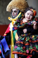 Lunes 18 de enero del 2016. Chiapa de Corzo. Chiapanecas y Parachicos recorren las calles de la colonial ciudad de la ribera del rio Grijalva durante las celebraciones patronales en la fiesta Grande de Chiapas.