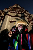 Los danzantes de Los Parachicos llegan esta tarde al iglesia de Santo Domingo en la colonial donde bailan en honor a los santos patronales de esta comunidad de la depresión central de Chiapas para prometer continuar con la promesa de bailar todos los años