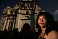 Los danzantes de Los Parachicos llegan esta tarde al iglesia de Santo Domingo en la colonial donde bailan en honor a los santos patronales de esta comunidad de la depresión central de Chiapas para prometer continuar con la promesa de bailar todos los años