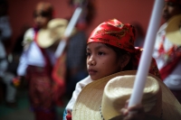 20231222. Tuxtla. Los Niños Pastores Zoque realizan la danza ritual ante el altar para continuar con las celebraciones de la natividad.