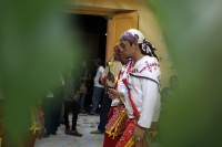 Sábado 24 de diciembre del 2016. Tuxtla Gutiérrez. Los danzantes de la comunidad indígena zoque bailan durante las celebraciones de la navidad en los altares donde se levanta el pesebre y las plantas que servirán para los rituales del año nuevo