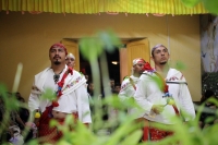 Sábado 24 de diciembre del 2016. Tuxtla Gutiérrez. Los danzantes de la comunidad indígena zoque bailan durante las celebraciones de la navidad en los altares donde se levanta el pesebre y las plantas que servirán para los rituales del año nuevo