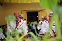 Sábado 24 de diciembre del 2016. Tuxtla Gutiérrez. Los danzantes de la comunidad indígena zoque bailan durante las celebraciones de la navidad en los altares donde se levanta el pesebre y las plantas que servirán para los rituales del año nuevo