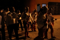 Sábado 24 de diciembre del 2016. Tuxtla Gutiérrez. Los danzantes de la comunidad indígena zoque bailan durante las celebraciones de la navidad en los altares donde se levanta el pesebre y las plantas que servirán para los rituales del año nuevo