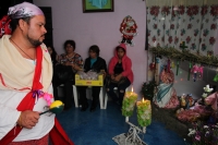 Sábado 24 de diciembre del 2016. Tuxtla Gutiérrez. Los danzantes de la comunidad indígena zoque bailan durante las celebraciones de la navidad en los altares donde se levanta el pesebre y las plantas que servirán para los rituales del año nuevo