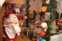 Sábado 24 de diciembre del 2016. Tuxtla Gutiérrez. Los danzantes de la comunidad indígena zoque bailan durante las celebraciones de la navidad en los altares donde se levanta el pesebre y las plantas que servirán para los rituales del año nuevo