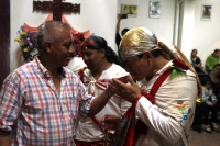 Sábado 24 de diciembre del 2016. Tuxtla Gutiérrez. Los danzantes de la comunidad indígena zoque bailan durante las celebraciones de la navidad en los altares donde se levanta el pesebre y las plantas que servirán para los rituales del año nuevo